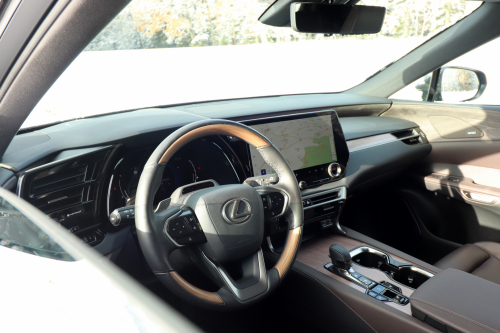 Interiér vozu lze konfigurovat v mnoha designech. Kombinace kůže a dřevěných dekorů působí honosně.