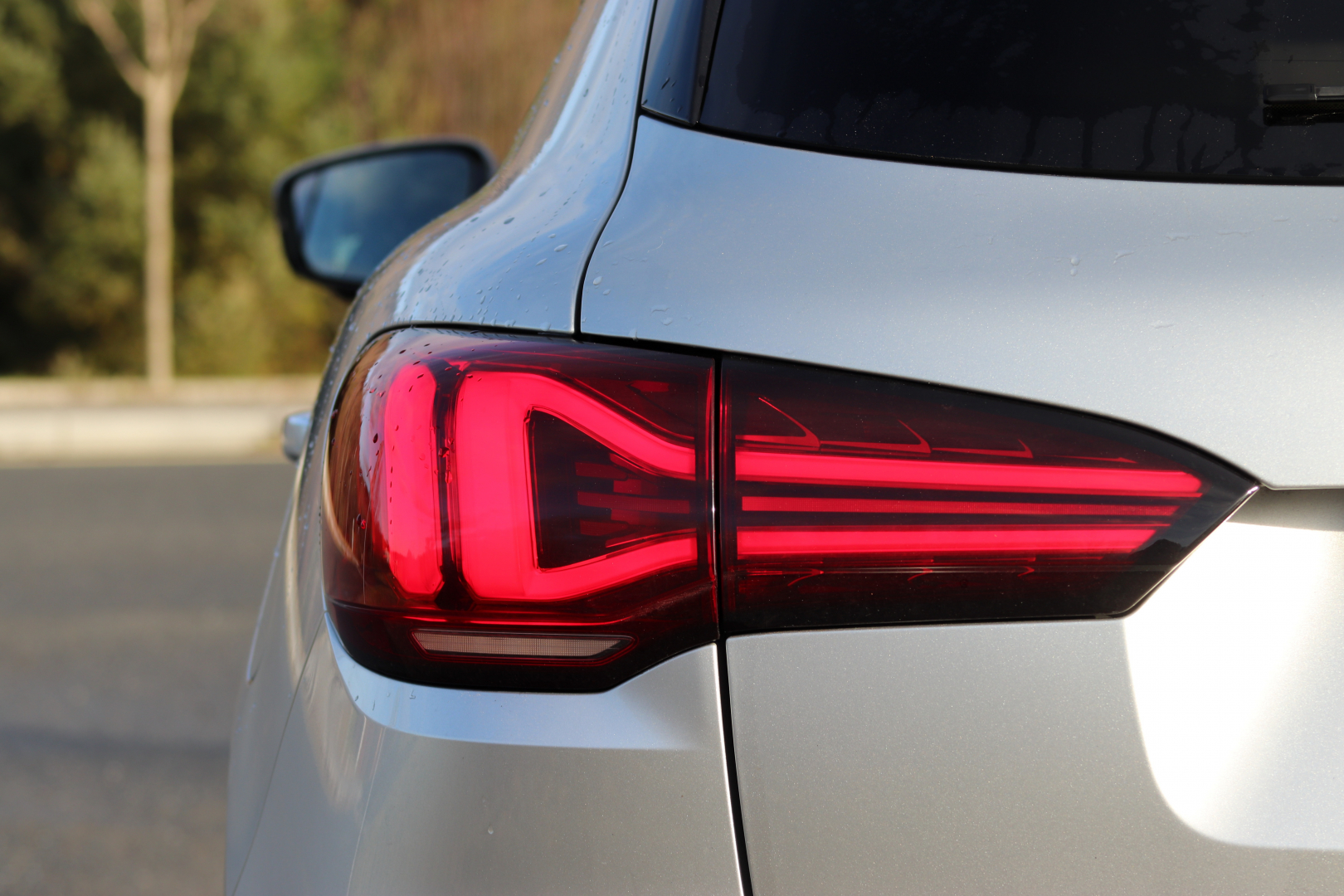 Zadní svítilny mohou lehce připomínat menší SUV od bavorské automobilky.