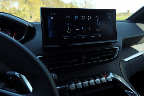 Samostatně stojící obrazovka infotainmentu nabízí navigační systém, možnost spárování s chytrým zařízením či ovládání klimatizace. 