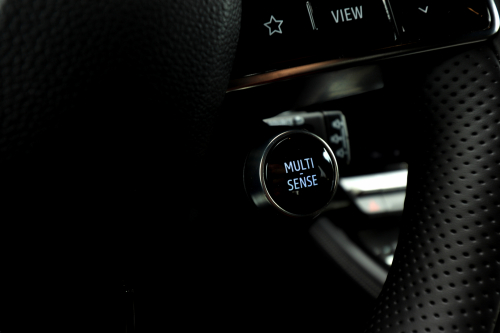 Multi sense nabízí volbu jízdních režimů stylově tlačítkem na volantu.